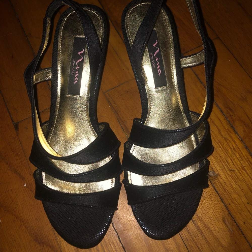 Women’s size 8M black low heel shoe